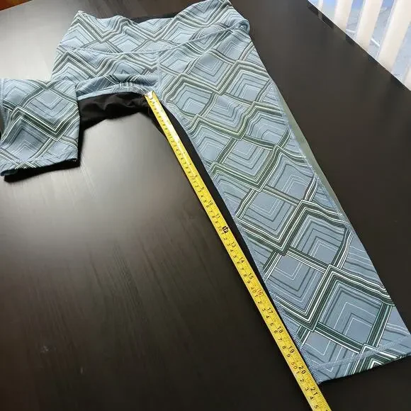 Victoria Sport VSX Knockout Capri Leggings M geometric color block activewear - Picture 10 of 12
